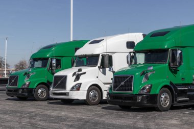 Indianapolis - Volvo Semi Traktör Karavanı Big Rig Truck bir galeride sergileniyor. Volvo Trucks en büyük kamyon üreticilerinden biri..
