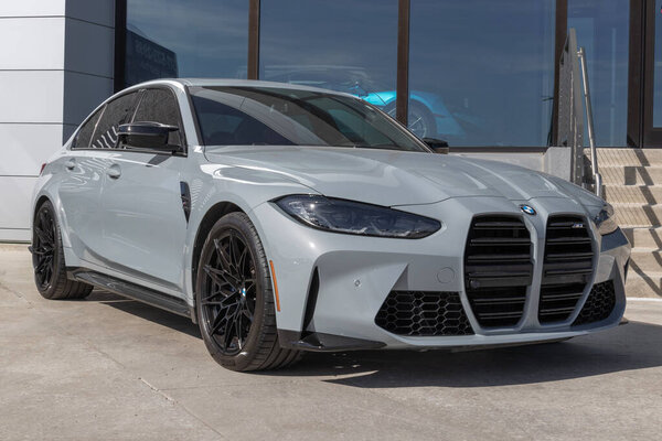 Индиана - март 2023 года: BMW M3 в дилерском центре. BMW предлагает M3 в базовых, конкурентных и конкурентных моделях xDrive.