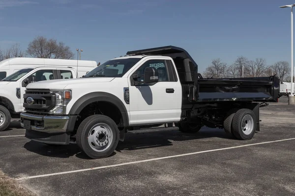 Indianapolis Sekitar Maret 2023 Ford 550 Dump Truck Ditampilkan Dealer — Stok Foto