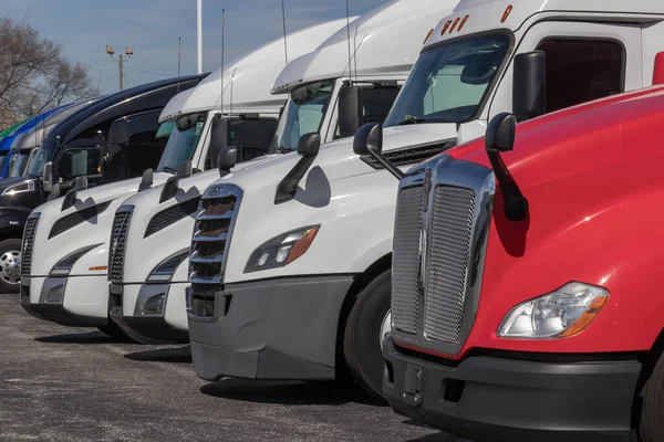 Indianapolis Περίπου Μάρτιος 2023 Μεταχειρισμένα Φορτηγά Kenworth Volvo Και Freightliner — Φωτογραφία Αρχείου