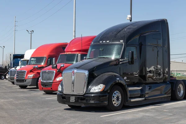 Indianapolis Circa Maart 2023 Tweedehands Kenworth International Freightliner Trucks Koop — Stockfoto