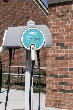 Indianapolis - 2023 yılı civarı AeroVironment EV şarj istasyonu. AeroVironment eklentisi araç istasyonları iş otoparklarında ya da ev kullanımında.