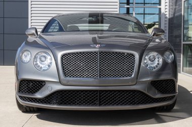 Indianapolis - Takriben Mart 2023: Bentley Continental bir galeride sergileniyor. Bentley Motors, lüks araba ve SUV üreticisi bir İngiliz..