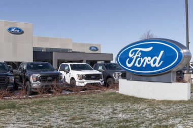 Zionsville - Mart 2023: Ford F-150 bir galeride sergileniyor. Ford F150 XL, XLT, Lariat, King Ranch, Platinum ve Limited modellerinde mevcuttur..