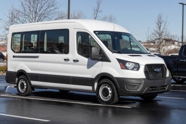 Zionsville - Mart 2023: Ford Transit 350 Yolcu Minibüsü bir galeride sergileniyor. Ford Transit, Kargo, Ekip ve Yolcu modellerinde mevcuttur..