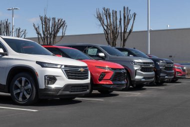 Indianapolis - Mart 2023: Chevrolet araba, kamyon ve SUV bayiliği. Chevy, Suburban, Tahoe, Corvette, Trailblazer ve Bolt EV gibi modeller sunmaktadır..
