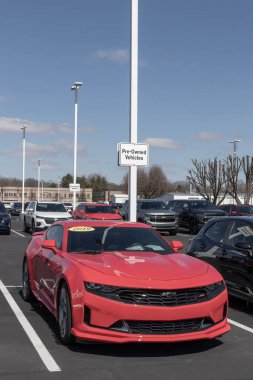 Indianapolis - Mart 2023: Chevrolet bayiliğinde kullanılmış araba sergisi. Arz sorunlarıyla, Chevy talebi karşılamak için kontörlü araba alıp satıyor..