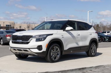 Indianapolis - Mart 2023: Kia Seltos bir galeride sergileniyor. Kia, Seltoları LX, S, EX, Geceçöküşü ve SX modellerinde sunar..