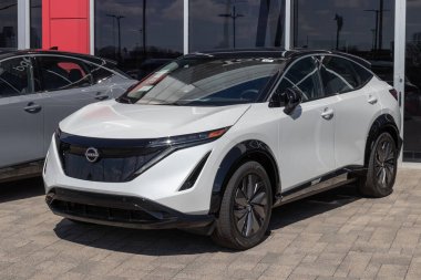 Indianapolis - Mart 2023: Nissan Ariya bir galeride sergileniyor. Nissan, Ariya 'ya yeni bir elektrikli arazi aracı teklif ediyor..
