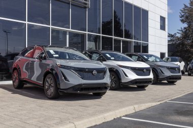 Indianapolis - Mart 2023: Nissan Ariya bir galeride sergileniyor. Nissan, Ariya 'ya yeni bir elektrikli arazi aracı teklif ediyor..