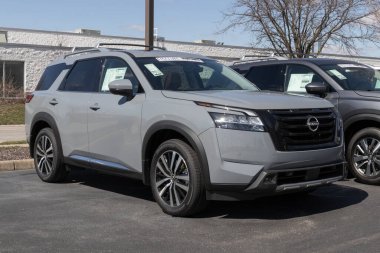 Indianapolis - Mart 2023: Nissan Pathfinder bir galeride sergileniyor. Nissan Pathfinder 'ı S, SV, SL ve Platinum modellerinde sunar..