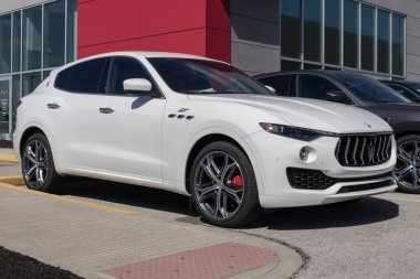 Indianapolis - Takriben Mart 2023: Maserati Levante bir galeride sergileniyor. Maserati GT, Modena, Modena S ve Trofeo modellerinde Levante sunar..