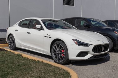 Indianapolis - Mart 2023: Maserati Ghibli bir galeride sergileniyor. Maserati GT, Modena, Modena Q4 ve Trofeo modellerinde Ghibli sunar..