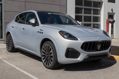 Indianapolis - Takriben Mart 2023: Maserati Grecale bir galeride sergileniyor. Maserati GT, Modena ve Trofeo modellerinde Grecale 'i sunar..