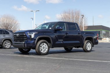 Indianapolis - Mart 2023: Toyota Tundra sergisi. Toyota, Tundra 'ya Double Cab ve CrewMax modelleri sunar..