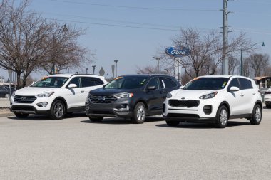 Balıkçılar - Mart 2023: Ford bayii araba vitrini kullandı. Arz sorunlarıyla, Ford talebi karşılamak için bir sürü kontörlü araba alıp satıyor..