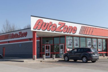 Indianapolis - Nisan 2023: Otomatik Bölge Perakende Dükkanı. AutoZone otomotiv parçalarının perakendecisi ve dağıtıcısıdır..