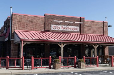 Indianapolis - Nisan 2023: Barbekü Lokantası. Şehir Barbeküsü 'nde ızgara ve tütsülenmiş et servis edilir..