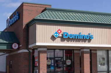 Avon - Nisan 2023: Domino Pizza Restoranı. Domino 's günde 1 milyondan fazla pizza dağıtıyor..
