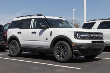 Plainfield - Nisan 2023: Ford Bronco sergisi. Bronkolar temel modelle geliyor ya da Ford 'un sokak ve off-road kullanımı için 200 kadar aksesuarı var..