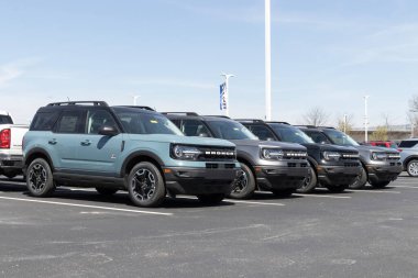 Plainfield - Nisan 2023: Ford Bronco sergisi. Bronkolar temel modelle geliyor ya da Ford 'un sokak ve off-road kullanımı için 200 kadar aksesuarı var..