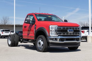 Plainfield - Nisan 2023: Ford F-550 Super Duty Chassis Taksi Sergisi. Ford F550 benzin ya da dizel modellerle geliyor..