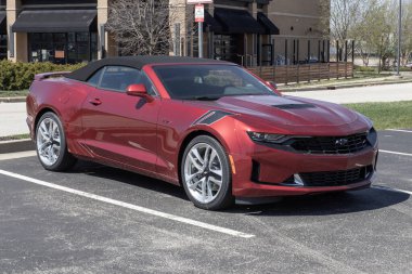 Plainfield - Nisan 2023: Chevrolet Camaro bir galeride sergileniyor. Chevy, Camaro 'yu üs, LT1, RS ve SS modellerine sunar..