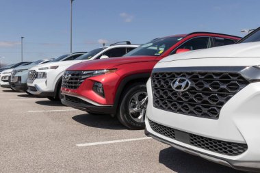 Avon - Nisan 2023: Hyundai bir galeride araba vitrini kullandı. Hyundai, arz sorunlarında talebi karşılamak için ön sahipli araba satışlarına güveniyor..