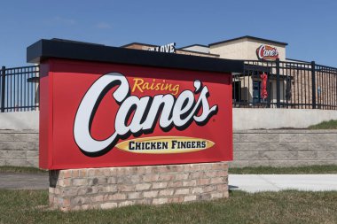 Avon - Nisan 2023: Raising Cane 's Chicken Fingers restoranı. Raising Cane 's Baton Rouge' da kuruldu..