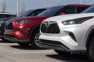 Avon - Nisan 2023: Toyota Highlander SUV sergisi. Toyota, Highlander 'a Hybrid, L, LE, XLE, XSE, Limited ve Platin modeller sunar..