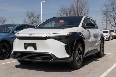 Avon - Nisan 2023: Toyota bZ4X EV elektrikli araç sergisi bir bayilikte. Toyota bZ4X 'i XLE ve Limited modellerinde sunar.