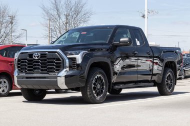 Avon - Nisan 2023: Toyota Tundra görüntüsü. Toyota, Tundra 'ya Double Cab ve CrewMax modelleri sunar..