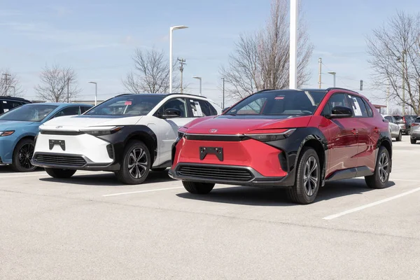Avon - Nisan 2023: Toyota bZ4X EV elektrikli araç sergisi bir bayilikte. Toyota bZ4X 'i XLE ve Limited modellerinde sunar.