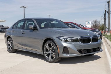 Lafayette - Nisan 2023: BMW 330i sergisi bir galeride. BMW 330i 'yi Sedan veya xDrive Sedan modellerinde sunar.