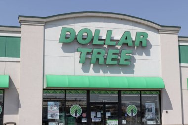 Logansport - Nisan 2023: Dolar Ağacı İndirim Mağazası. Dolar Ağacı bir dolar çeyrek sente eklektik ürün karışımı sunar..