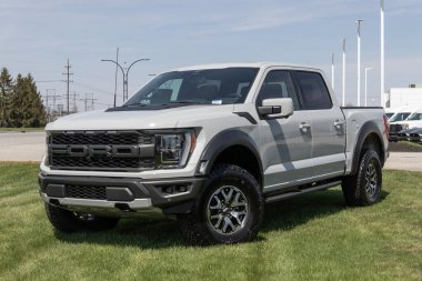 Lafayette - Nisan 2023: Ford F-150 bir galeride sergileniyor. Ford F150 XL, XLT, Lariat, King Ranch, Platinum ve Limited modellerinde mevcuttur..