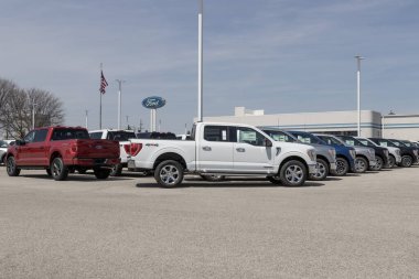 Lafayette - Nisan 2023: Ford F-150 bir galeride sergileniyor. Ford F150 XL, XLT, Lariat, King Ranch, Platinum ve Limited modellerinde mevcuttur..