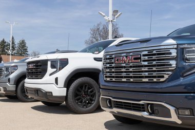 Lafayette - Nisan 2023: GMC Sierra 1500, bir galeride sergileniyor. GMC Sierra 'ya HD, HD Pro, AT4 ve Denali modelleri sunar.