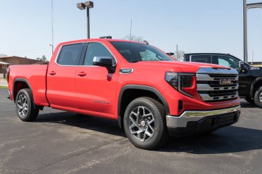 Logansport - Nisan 2023: GMC Sierra 1500 kamyonet sergisi. GMC Sierra 'ya HD, HD Pro, AT4 ve Denali modelleri sunar.