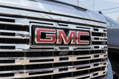 Lafayette - Nisan 2023: Sierra 1500 kamyonunun ızgarasında GMC logosu. GMC, General Motors ve GM 'nin lüks kamyon bölümüdür..