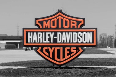 Fishers, Mart 2023, Harley Davidson krupiye logosu. Harley Davidson geleneksel benzin motorlu motosiklet üretip satıyor.