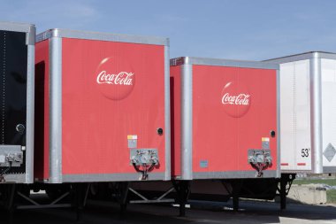 Lafayette - Nisan 2023: Coca-Cola dağıtım kamyonu. Coca-Cola kola, diyet kola, Sprite, Dasani ve çeşitli kola kahve ürünleri üretir..