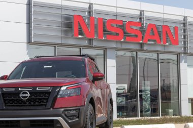 Lafayette - Nisan 2023: Nissan Pathfinder bir galeride sergileniyor. Nissan Pathfinder 'ı S, SV, SL ve Platinum modellerinde sunar..