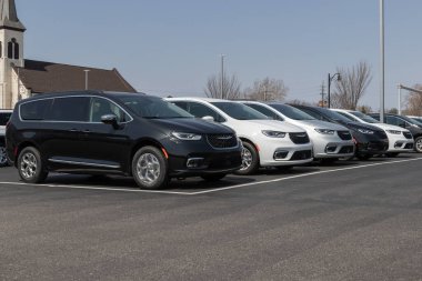 Logansport - Nisan 2023: Chrysler Pacifica minivan sergisi. Chrysler, Pacifica 'yı Touring, Hybrid ve Pinnacle modellerinde sunuyor.
