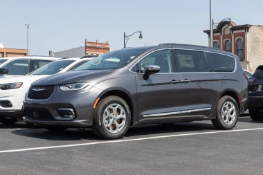 Logansport - Nisan 2023: Chrysler Pacifica minivan sergisi. Chrysler, Pacifica 'yı Touring, Hybrid ve Pinnacle modellerinde sunuyor.