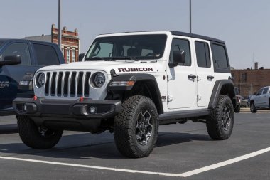 Logansport - Nisan 2023: Stellantis bayiliğinde Jeep Wrangler sergisi. Jeep, Wrangler 'e Sport, Sahara ve Rubicon modelleri sunar..