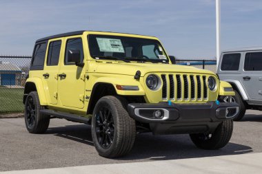 Lafayette - Nisan 2023: Stellantis bayiliğinde Jeep Wrangler sergisi. Jeep, Wrangler 'e Sport, Sahara ve Rubicon modelleri sunar..