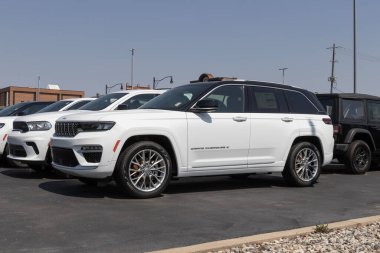 Logansport - Nisan 2023: Jeep Grand Cherokee sergisi. Cip, Laredo, Limited ve Trailhawk modellerinde Grand Cherokee sunar..