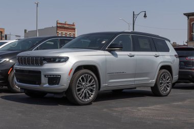 Logansport - Nisan 2023: Jeep Grand Cherokee sergisi. Cip, Laredo, Limited ve Trailhawk modellerinde Grand Cherokee sunar..