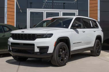 Logansport - Nisan 2023: Jeep Grand Cherokee sergisi. Cip, Laredo, Limited ve Trailhawk modellerinde Grand Cherokee sunar..